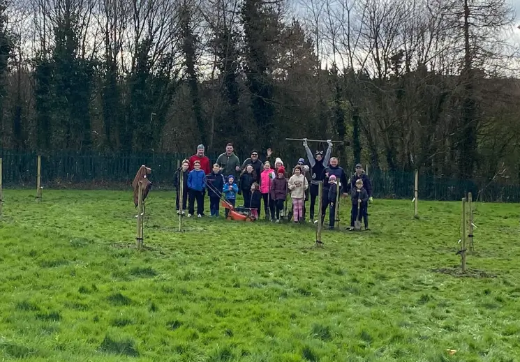 Silverlawn residents planting trees